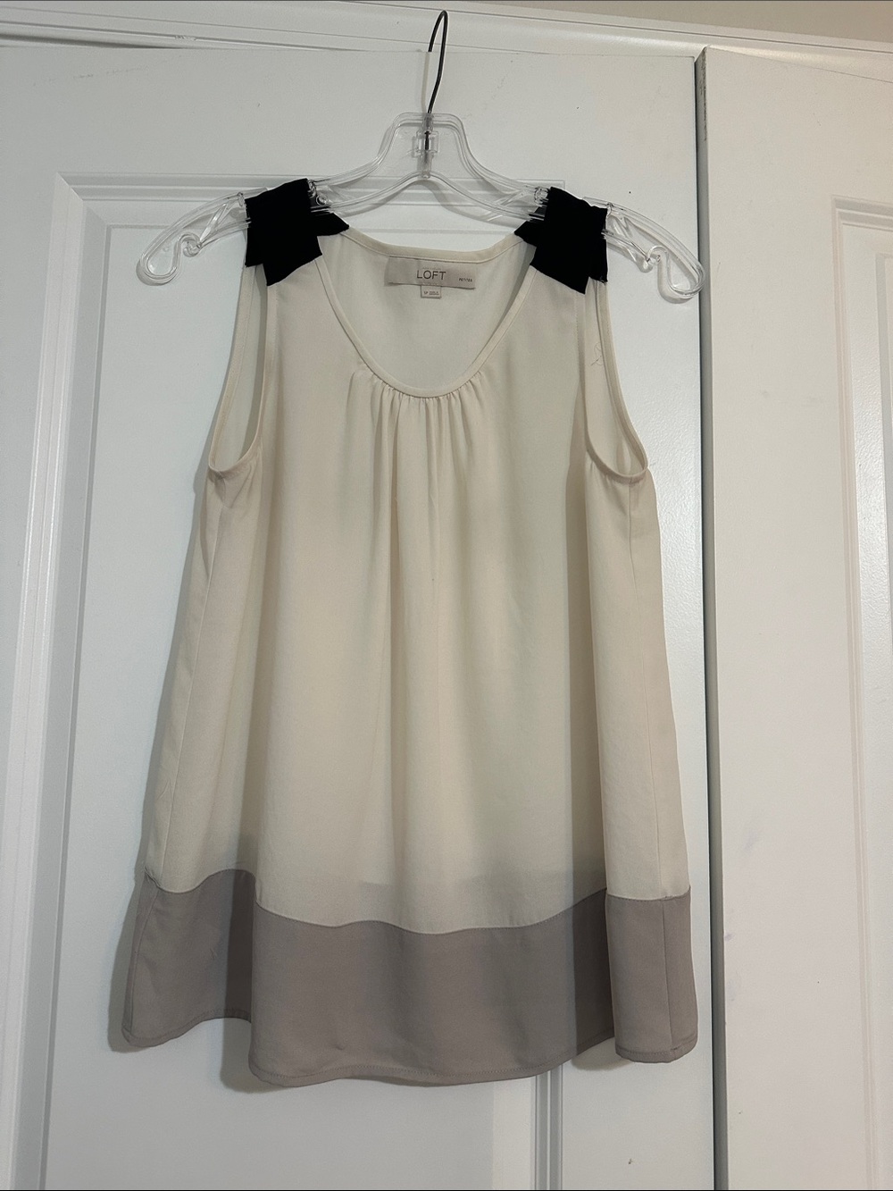 Sz SP LOFT sleeveless blouse featuring black contrast details at the shoulders.